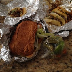 Torta de carnitas, y muchas tacos diferentes