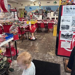 Ann's Seafood - Inside