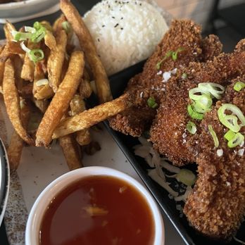 Bae Bae's Kitchen - Fried Chicken plate - Korean Near Me - Pittsburgh, Pennsylvania