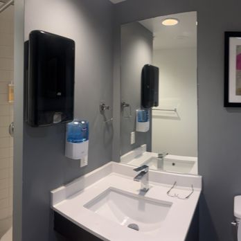 Hotel Willo - Common/shared bathroom with a shower, shampoo, soap, conditioner provided - Hotels Near Me - Vancouver, British Columbia Hotel Willo - Common/shared bathroom with a shower, shampoo, soap, conditioner provided - Hotels Near Me - Vancouver, British Columbia