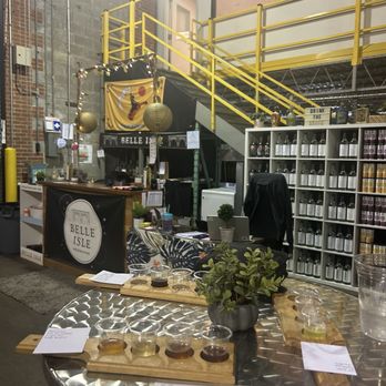 Belle Isle Moonshine - Bar area - Distilleries Near Me - Richmond, Virginia