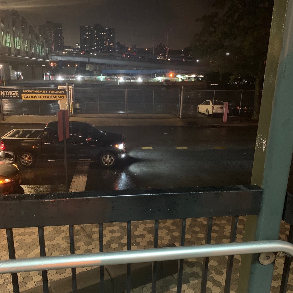 Clear road traffic around midnight, waiting for 2 hours for this car. Clear road traffic around midnight, waiting for 2 hours for this car.