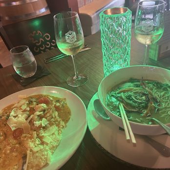 Mermaid Winery - Tuna steak nachos, Shrimp and grits and Ramen! - Wine Tasting Room Near Me - Norfolk, Virginia Mermaid Winery - Tuna steak nachos, Shrimp and grits and Ramen! - Wine Tasting Room Near Me - Norfolk, Virginia
