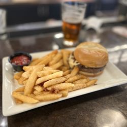 Atwater Brewery-Detroit Metro Airport - Beer Cheeseburger with Fries
