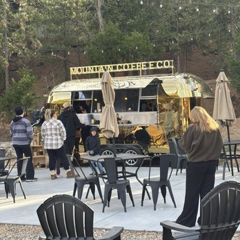 Mountain Coffee - Outdoor with seating - Coffee & Tea Near Me - Lake Arrowhead, California