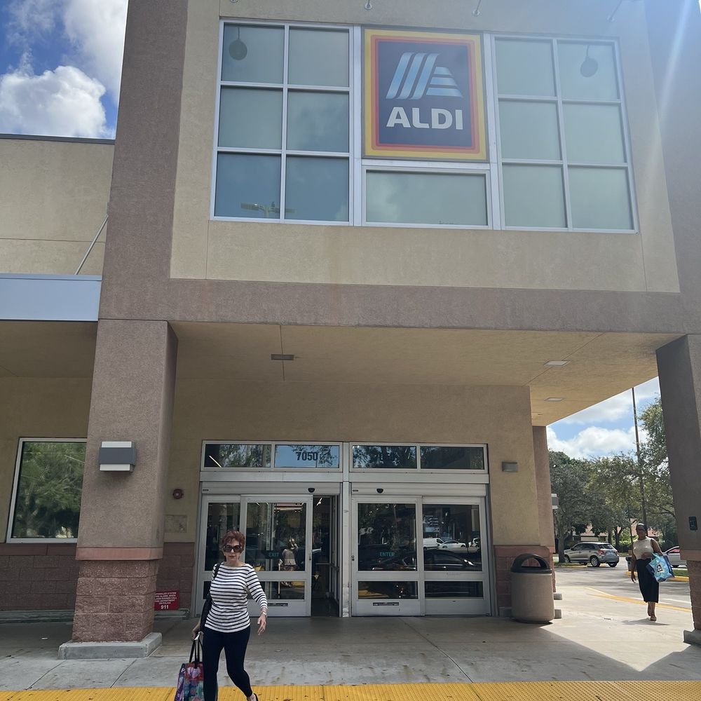 ALDI - Outside - Grocery Near Me - Tamarac, Florida