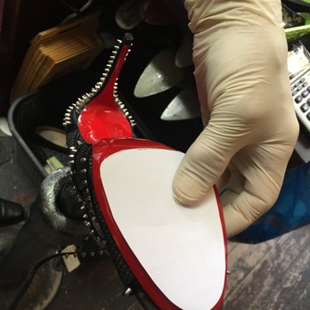Nils Kalf Schoenmaker - De maat bepalen van onze speciale beschermzolen voor een nieuw paar Christian Louboutin pumps. - Shoe Repair Near Me - Mierlo, New Brunswick