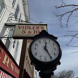Vidler's 5 & 10 - Historical clock