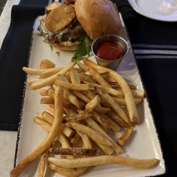 The Pinery - Chef's blvd burger - American Near Me - Orlando, Florida The Pinery - Chef's blvd burger - American Near Me - Orlando, Florida