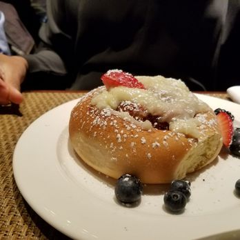Roanoke - Cinnamon roll: big, soft and delicious - Cocktail Bars Near Me - Chicago, Illinois