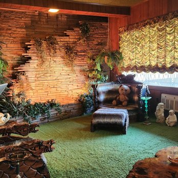 Graceland Mansion - Museums Near Me - Memphis, Tennessee