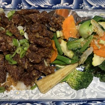 Thai Niyom - Pad Kha Tiem (Garlic Sauce) with crispy beef - Thai Near Me - Queens, New York
