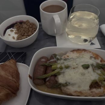 Delta Air Lines - Airlines Near Me - Los Angeles, California