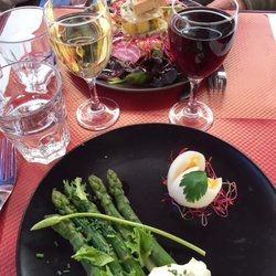 Le Castor Gourmand - Nos entrées : asperges et œuf mollet, et froid gras en salade