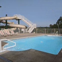 Lake House Hotel - Gorgeously clean pool with water slide and fountains.