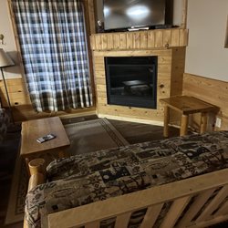 Joe's Lodge - Living room area with electric fireplace reunion lodge