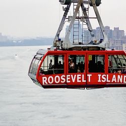 Roosevelt Island - People on their way to work, Monday morning (09/01/2026)