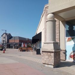 Kanata Centrum Shopping Centre - Very empty :( lots of vacant storefronts.