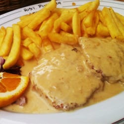 Mamma Mia - Scaloppine alla Panna, dazu Pommes
