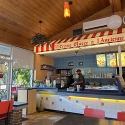 Dairy Queen Ltd Brazier - Bar laitier à l'ancienne: un des plus vieux Dairy Queen