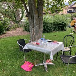 Restaurant La Capsule - Table under a tree