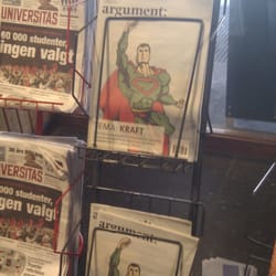 Argument - Studenttidsskriftet Argument finner du rundt omkring på Blindern. Dette stativet står på Sophus Bugges Hus.