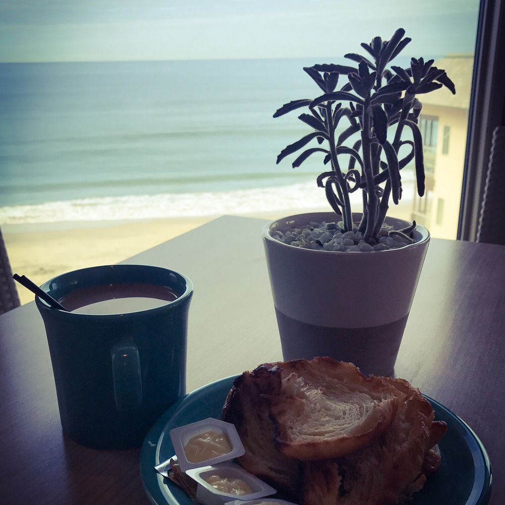 Beach Terrace - Continental Breakfast room overlooking the ocean. - Hotels Near Me - Carlsbad, California Beach Terrace - Continental Breakfast room overlooking the ocean. - Hotels Near Me - Carlsbad, California