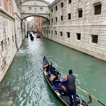 Ponte dei Sospiri - Gondolas on Rio di Palazzo traveling under Rialto dei Sospiri (Bridge of Sighs) - Landmarks & Historical Buildings Near Me - Venezia, VE