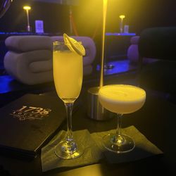 1738 lounge - Amaretto Royale & Clover Club