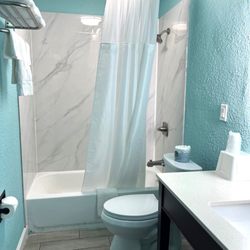 Regal Inn - Updated bathroom