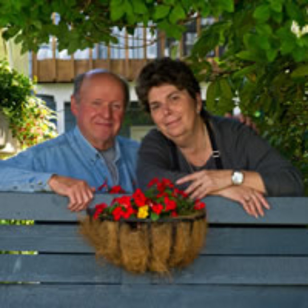 Guest House Bed and Breakfast - Innkeepers Tom and Linda - Bed & Breakfast Near Me - Seattle, Washington
