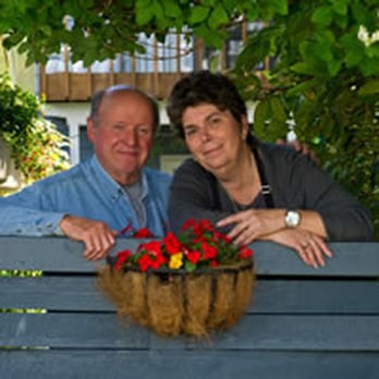 Guest House Bed and Breakfast - Innkeepers Tom and Linda - Bed & Breakfast Near Me - Seattle, Washington Guest House Bed and Breakfast - Innkeepers Tom and Linda - Bed & Breakfast Near Me - Seattle, Washington