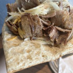 Tibarg Kebap Haus - Null Sauce bestrichen auf das Brot.