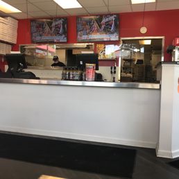 Super clean spot, 2 slices and a drink for $5!