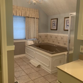 HideAway Country Inn - The jacuzzi in the bathroom - Hotels Near Me - Bucyrus, Ohio HideAway Country Inn - The jacuzzi in the bathroom - Hotels Near Me - Bucyrus, Ohio