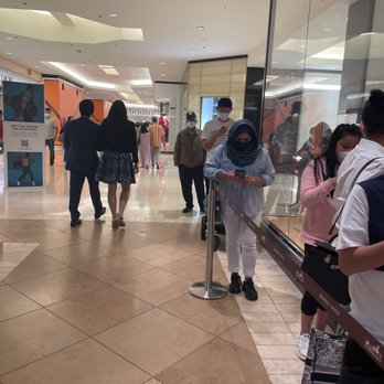 Hermès - People waiting in line. People leaving. - Women's Clothing Near Me - Costa Mesa, California Hermès - People waiting in line. People leaving. - Women's Clothing Near Me - Costa Mesa, California