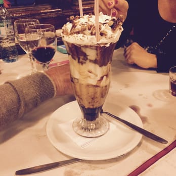Mangiata - Copa helada (helado de dulce de leche, crema chantilly, dulce de leche repostero, baño de chocolate caliente, chips de chocolate y nueces) - Diners Near Me - Buenos Aires, C
