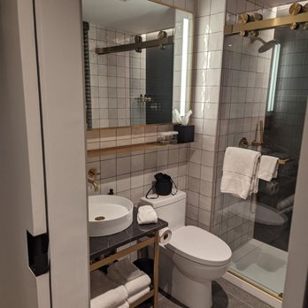 Grayson Hotel - Modern bathroom - Hotels Near Me - New York, New York