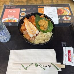 Great service and amazing quality. I always come here for fresh chirashi.