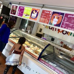 Trampoline Gelato - Kids deciding on which flavors to pick