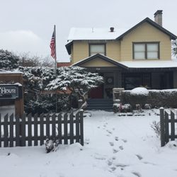 Holmberg House Bed & Breakfast - Winter on Campus Corner