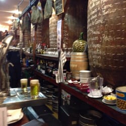 Bodegas Mazon - The barricas of sidra uses as blackboards with the menu