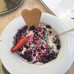 Eiscafé Primavera - Wald Spaghetti! Mmmm...berries.