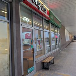 Gong Cha - Storefront with a bench