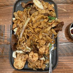Dragon House - D5. Stir-fried Hand-Pulled Noodle Combo. Comes with chicken, shrimp and beef!