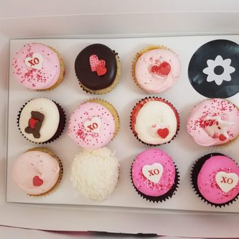 Georgetown Cupcake - Resist this if you can!! How beautiful are these!  Love them! (And no, we weren't short, it came in its own little box as it was Gluten free - Cupcakes Near Me - Washington, DC, District of Columbia