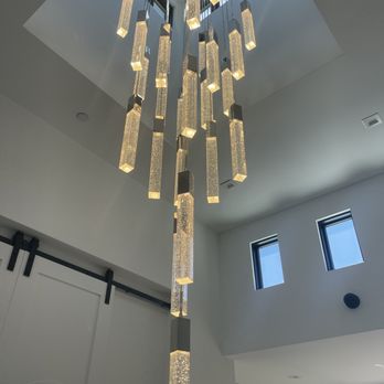 The New Inn - Check out the chandelier in the foyer! - Hotels Near Me - Temecula, California