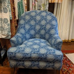 Leslie Hoss Flood Interiors - Leslie Flood Interiors specializes in custom upholstery.