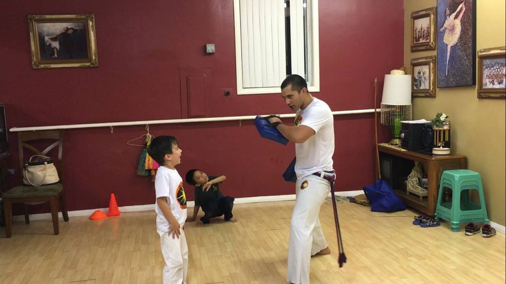 Capoeira Arte Reviver Logo