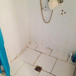 Le Mas des Deux Cèdres - Vétusté douche SdB, gite Romarin.